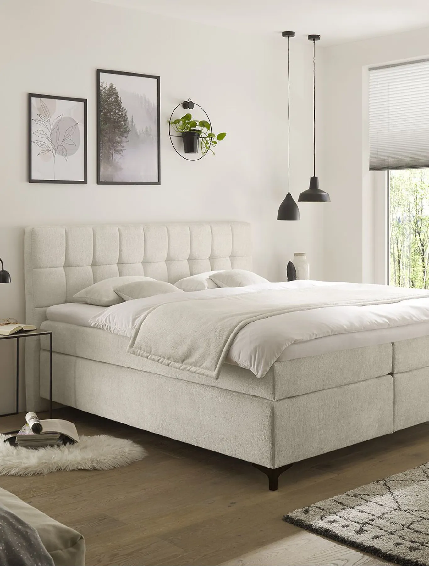 Creme-farbenes Boxspringbett